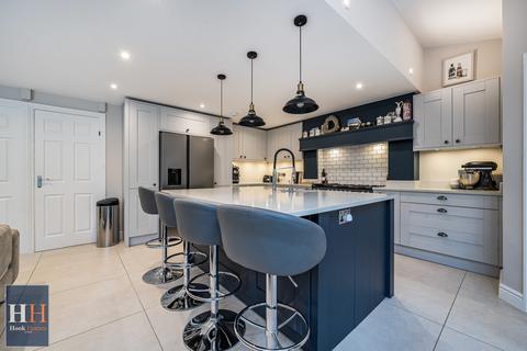 1 Lees Meadow, Hook, RG27 9RZ