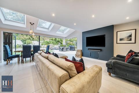 1 Lees Meadow, Hook, RG27 9RZ