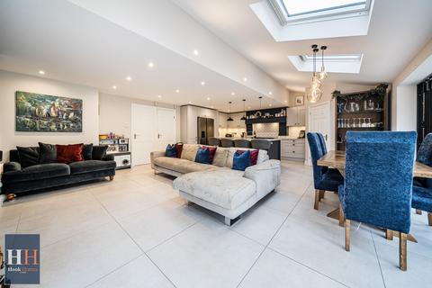 1 Lees Meadow, Hook, RG27 9RZ