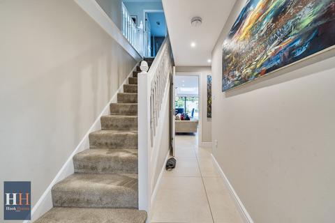 1 Lees Meadow, Hook, RG27 9RZ