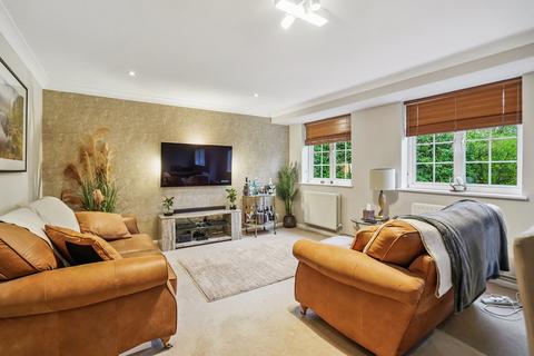 3 bedroom apartment to rent, Blackpond Lane, Slough SL2