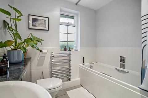3 bedroom apartment to rent, Blackpond Lane, Slough SL2