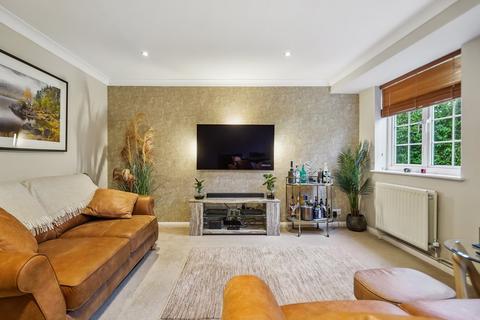 3 bedroom apartment to rent, Blackpond Lane, Slough SL2