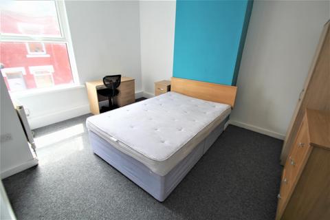 4 bedroom terraced house to rent, Harold Street, Hyde Park, Leeds, LS6 1PL