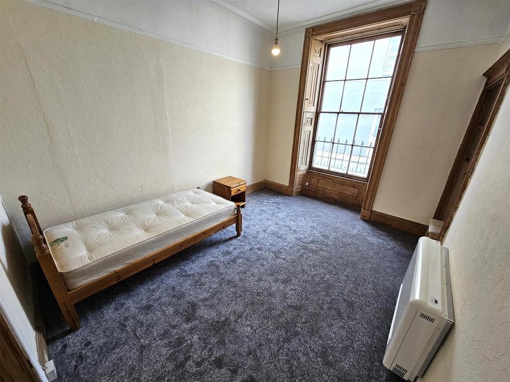 Bedroom 1.jpg