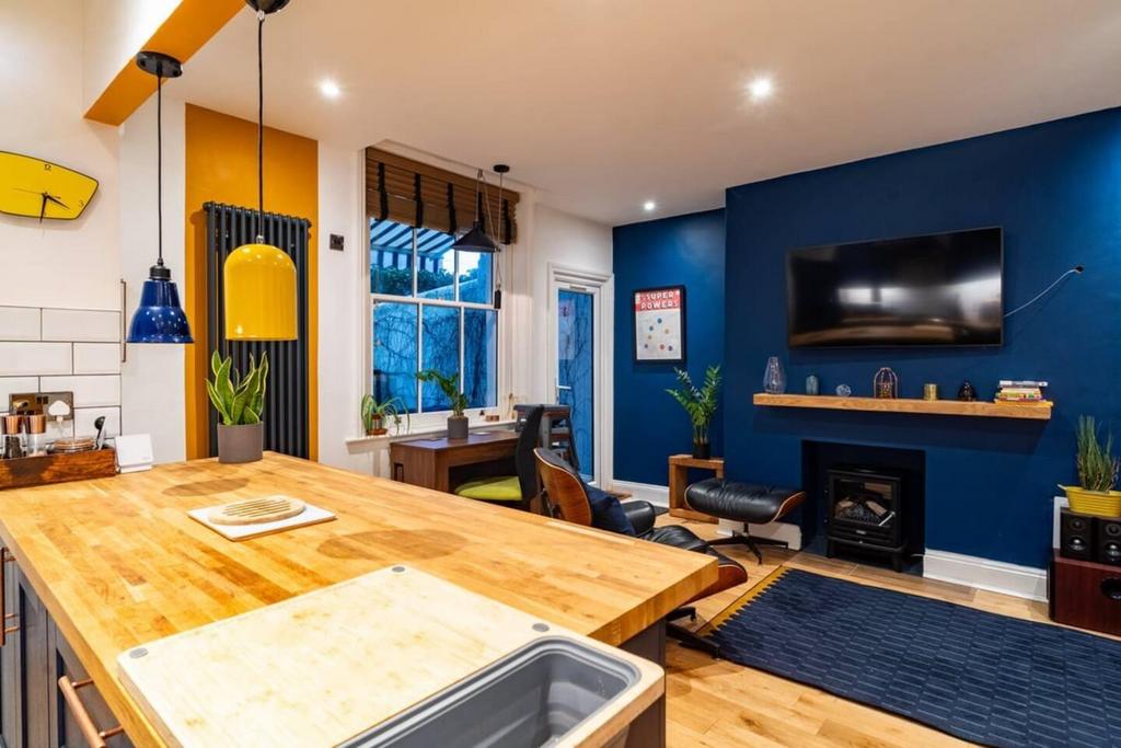 Open plan lounge kitchen (6).jpeg