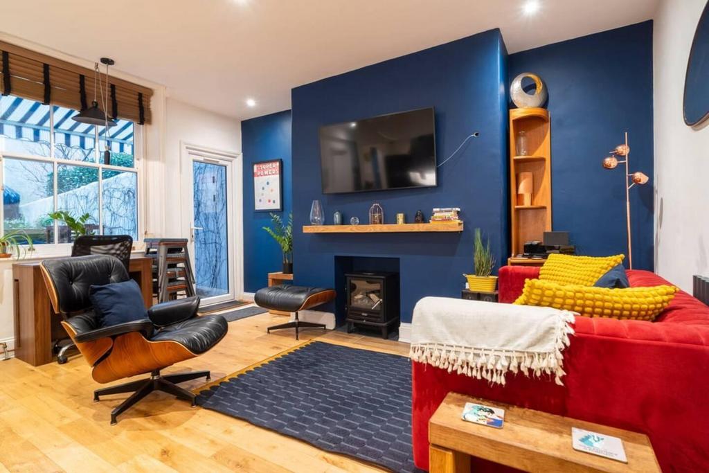 Open plan lounge kitchen (9).jpeg