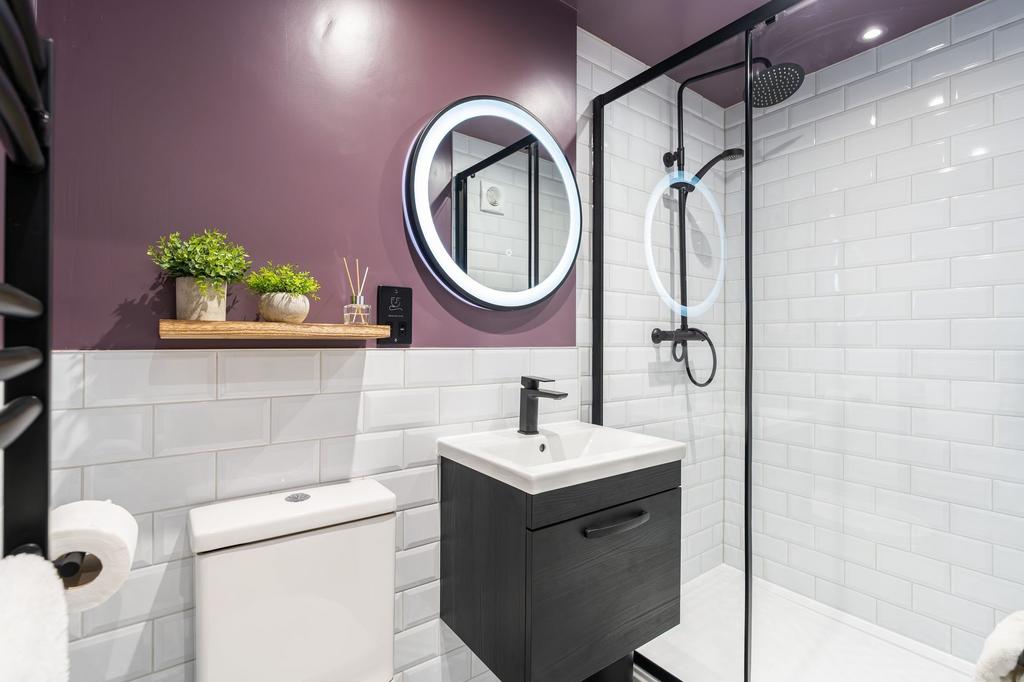 Modern and stylish bathroom featuring a shower ...