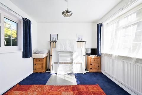 71 Bracken Path, Epsom, KT18 7SZ