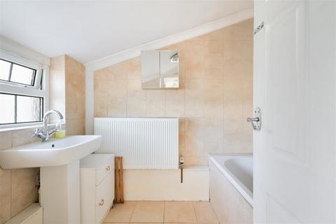 71 Bracken Path, Epsom, KT18 7SZ