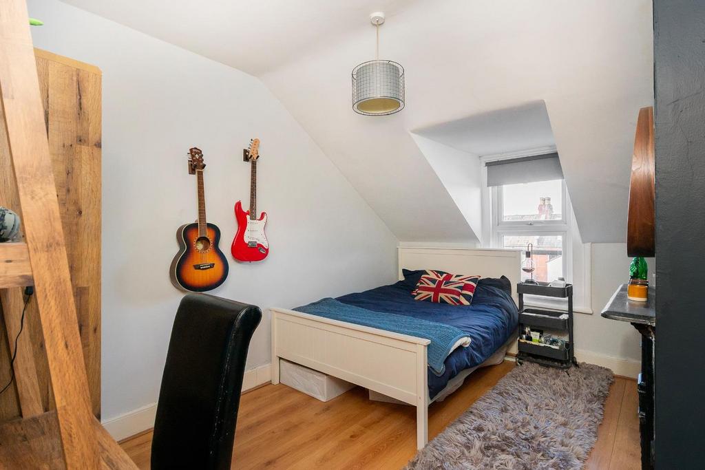 0 C8 RKE - Bedroom J.jpg