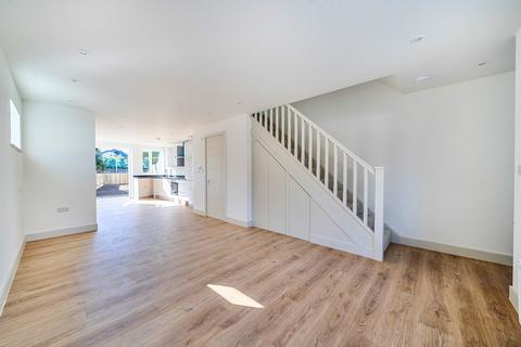 2 bedroom end of terrace house for sale, Farm Road, Esher, KT10