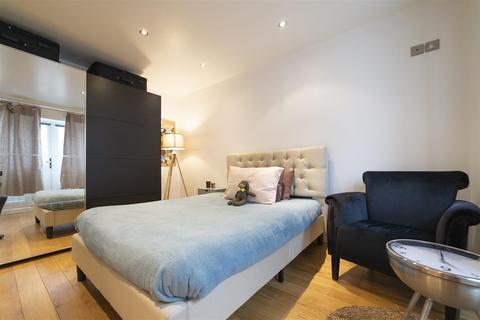 undefined, Chiswick High Road, W4