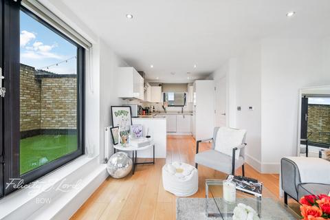 3 bedroom apartment for sale, Axio Way, London
