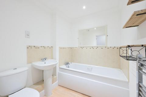 2 bedroom flat for sale, Gainsborough Court, Kingston Road, Stoneleigh