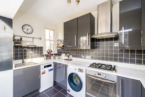 3 bedroom flat for sale, Ingelow Road, London SW8