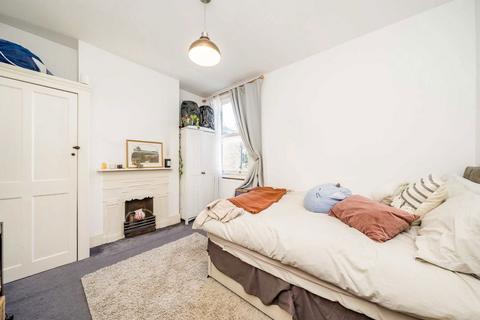 3 bedroom flat for sale, Ingelow Road, London SW8