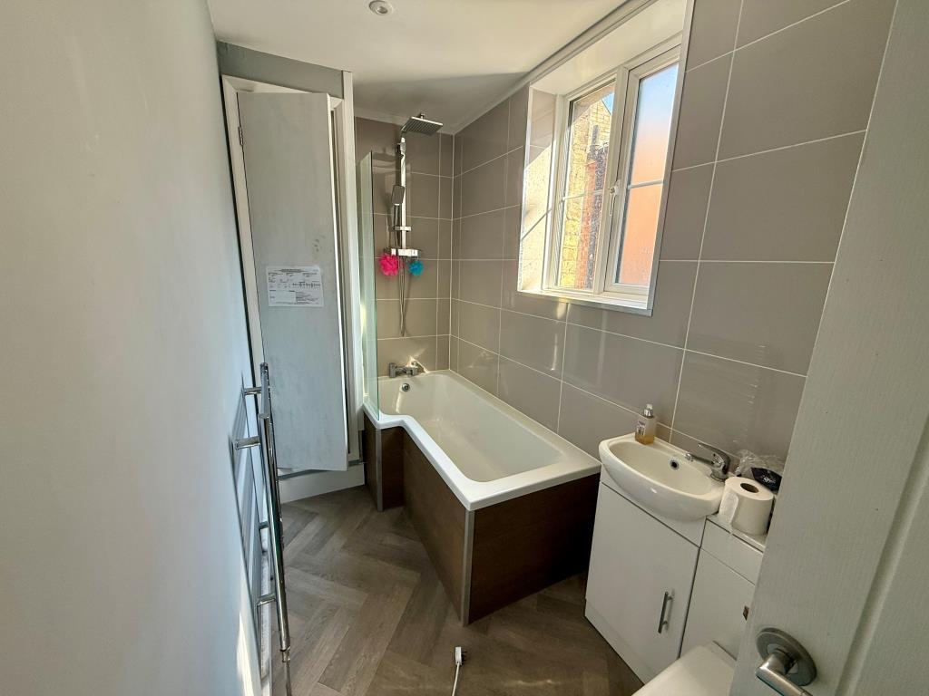 Bathroom with W.C.