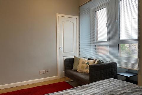 Studio to rent, Keppochhill Road, Springburn