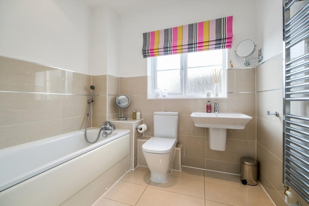 1440px-4 Shrubbery Close-35