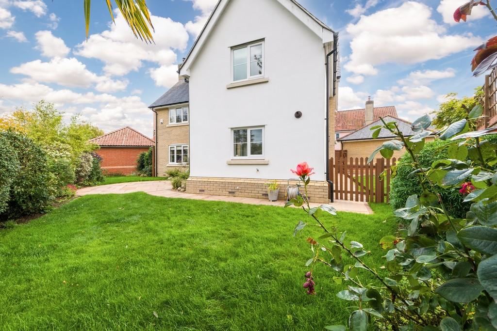 1440px-4 Shrubbery Close-39