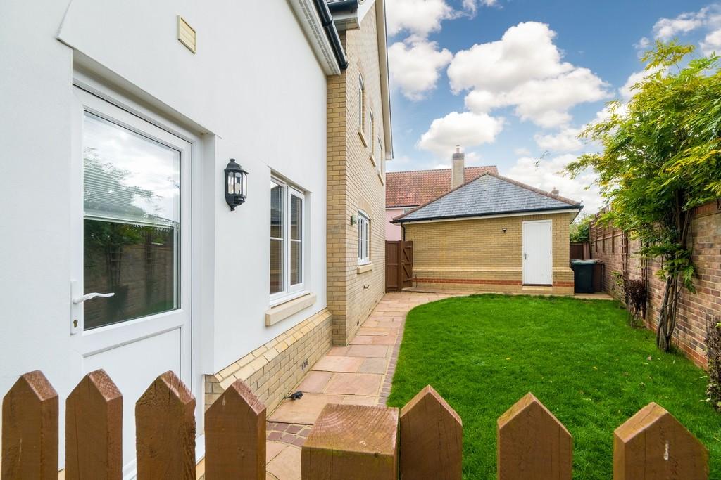 1440px-4 Shrubbery Close-46