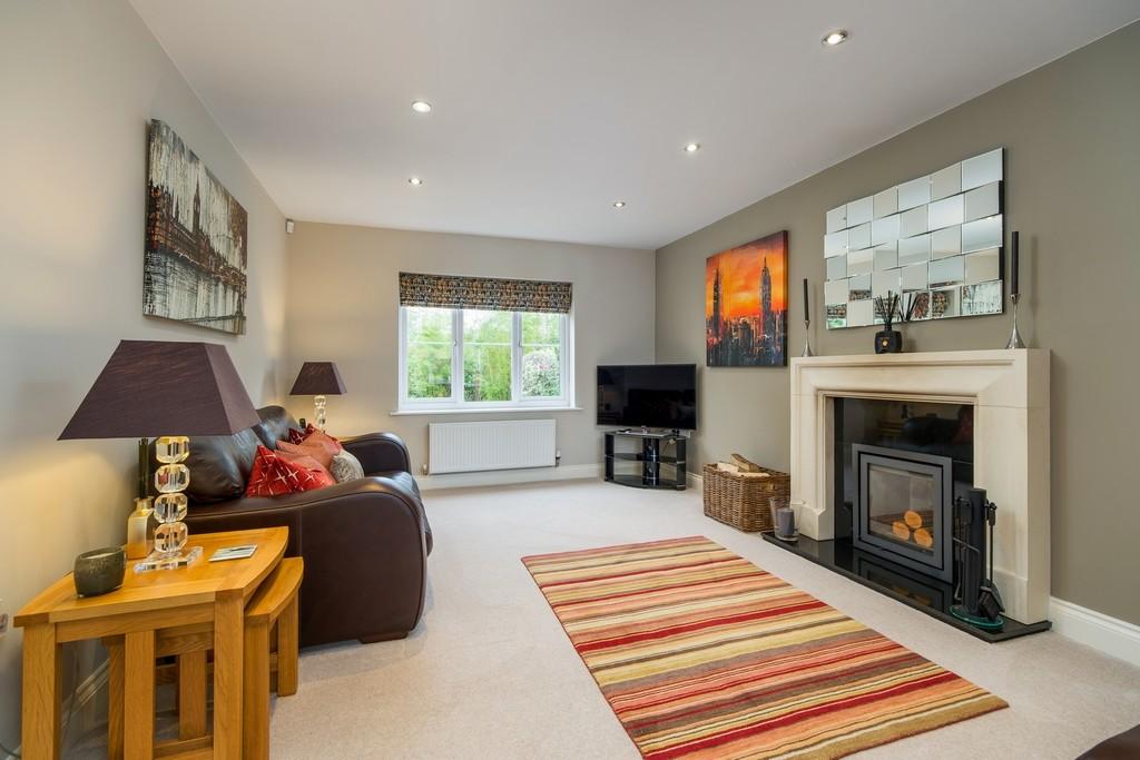 1440px-4 Shrubbery Close-15