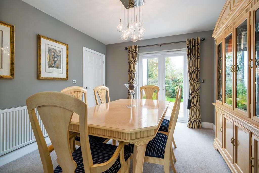 1440px-4 Shrubbery Close-13