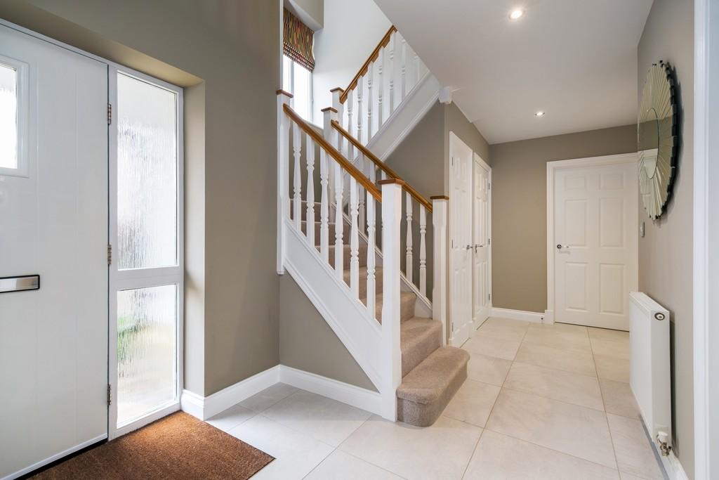 1440px-4 Shrubbery Close-4