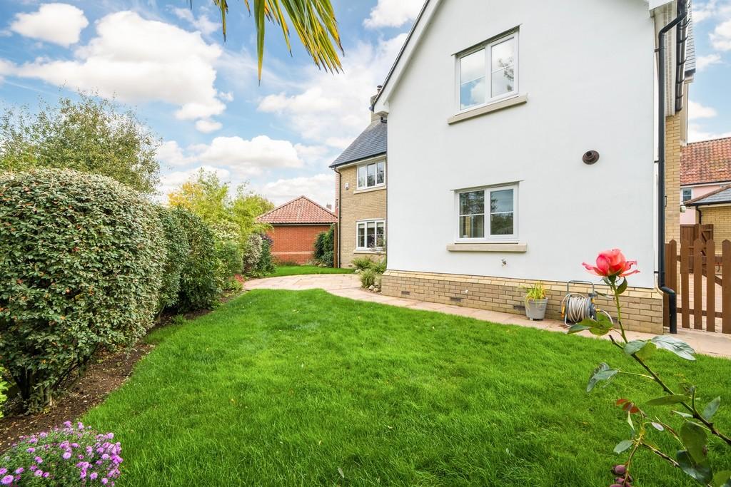 1440px-4 Shrubbery Close-38