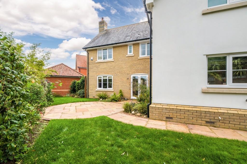 1440px-4 Shrubbery Close-40