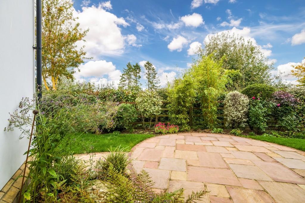 1440px-4 Shrubbery Close-45