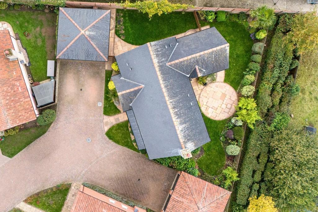 1440px-4 Shrubbery Close-50