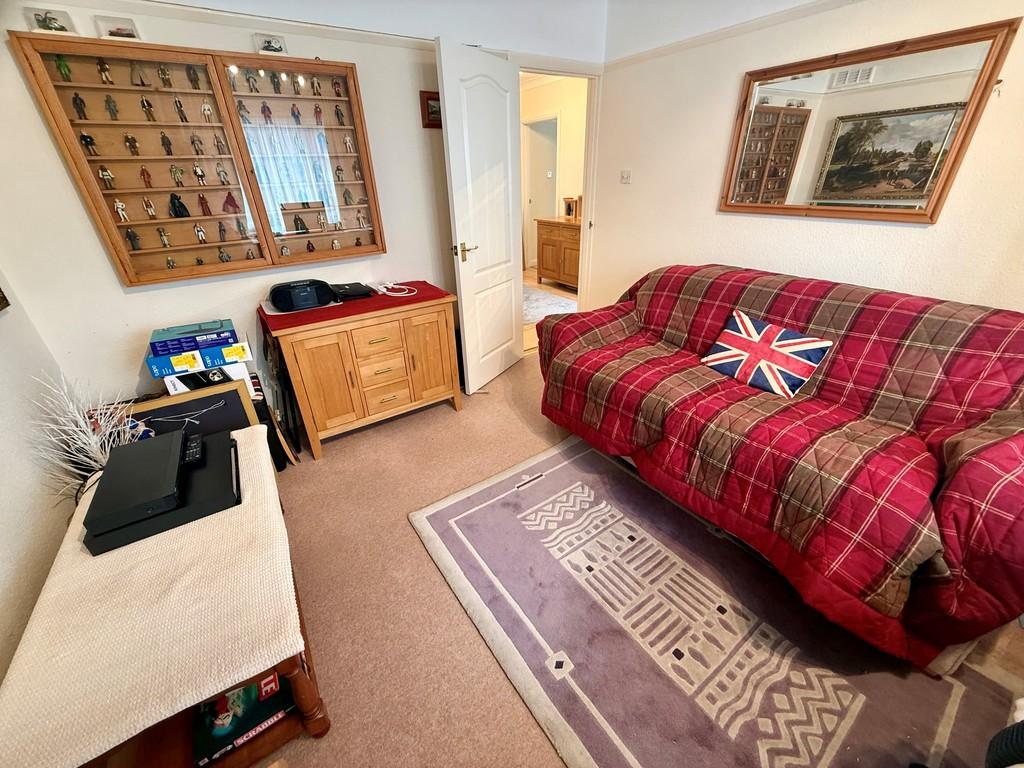 30 Clarence Drive Bedroom 2-2