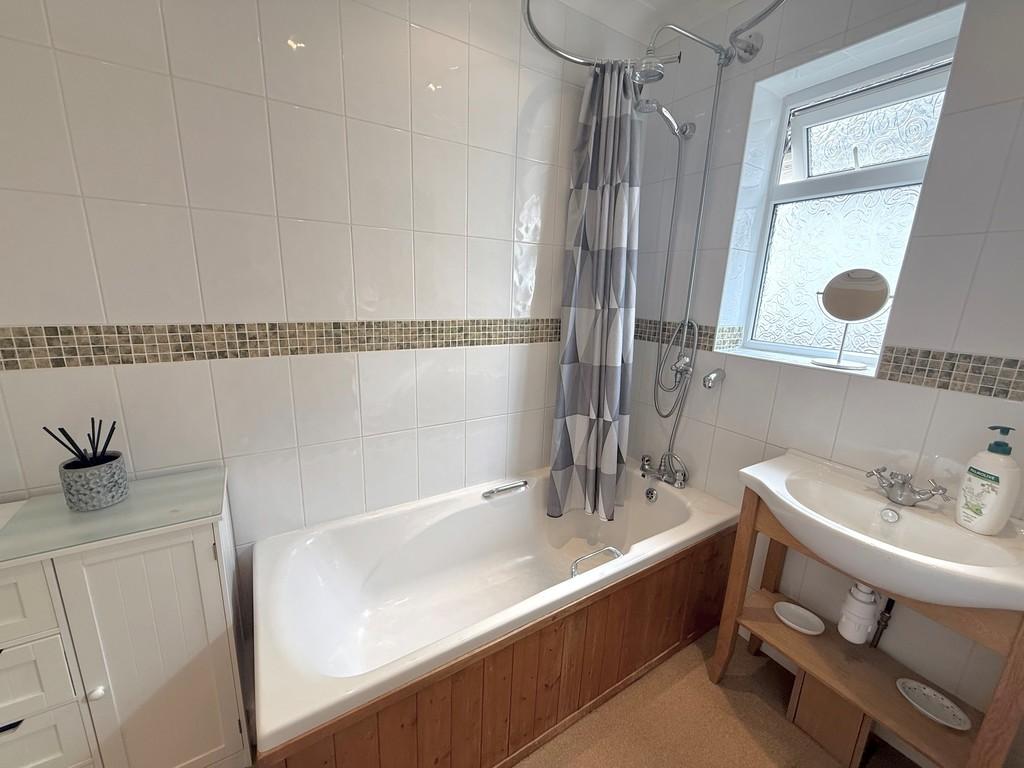 30 Clarence Drive Bathroom