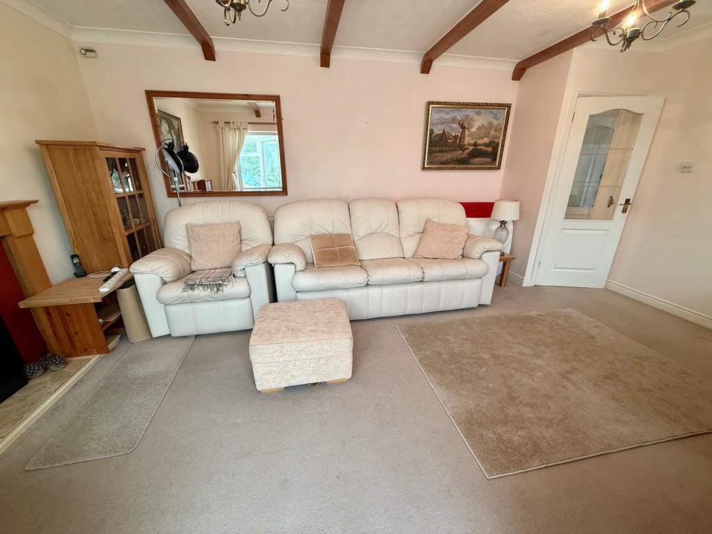 30 Clarence Drive Lounge 2