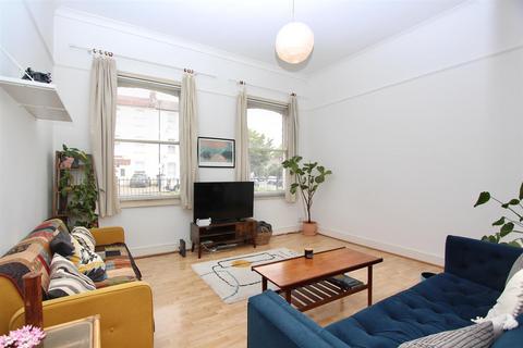 2 bedroom flat for sale, Amhurst Road, London N16