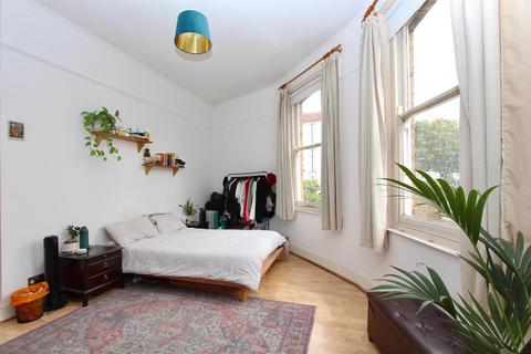 2 bedroom flat for sale, Amhurst Road, London N16
