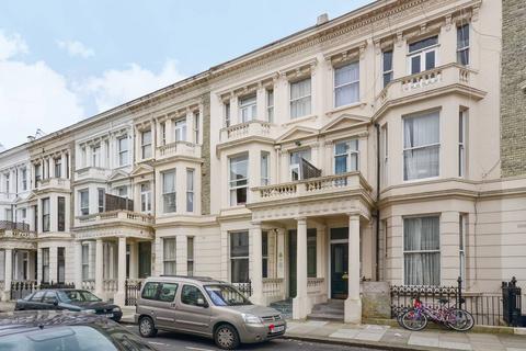 Studio to rent, Fairholme Road, Barons Court, London, W14