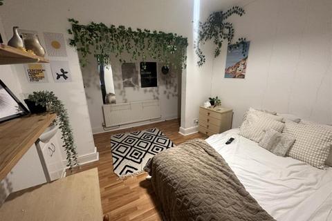 6 bedroom terraced house to rent, Reginald Road, London E7