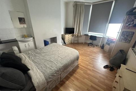 6 bedroom terraced house to rent, Reginald Road, London E7