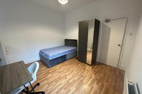 6 bedroom terraced house to rent, Reginald Road, London E7