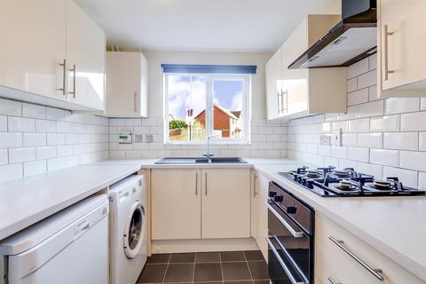 3 bedroom end of terrace house to rent, Hucclecote GL33UG