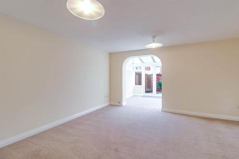 3 bedroom end of terrace house to rent, Hucclecote GL33UG