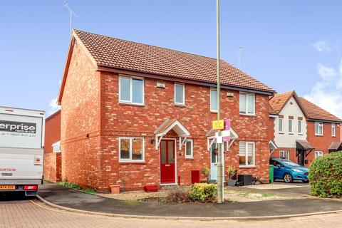 3 bedroom end of terrace house to rent, Hucclecote GL33UG