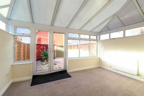 3 bedroom end of terrace house to rent, Hucclecote GL33UG