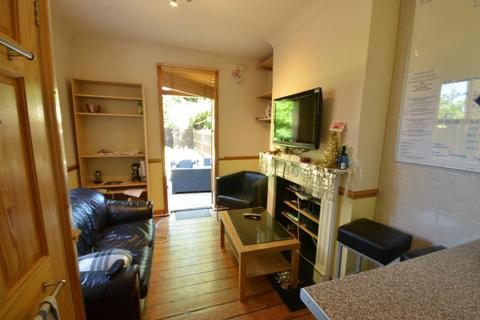 5 bedroom terraced house to rent, Chesterfield Gardens, London N4