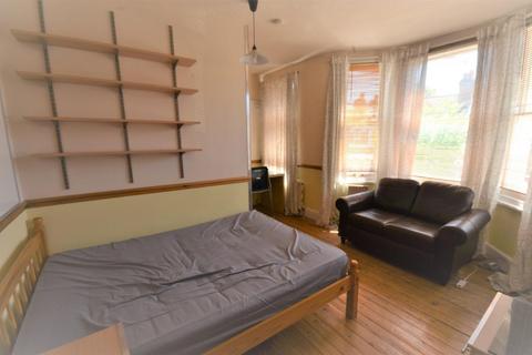 5 bedroom terraced house to rent, Chesterfield Gardens, London N4