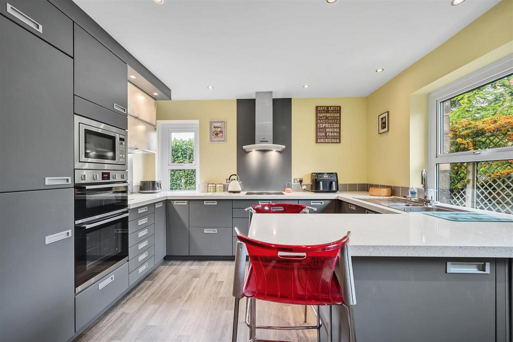 Breakfast Kitchen - peninsula.jpg