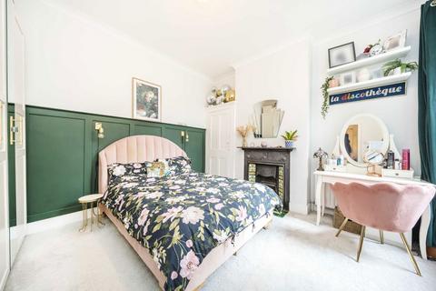 3 bedroom maisonette for sale, Stapleton Road, London SW17
